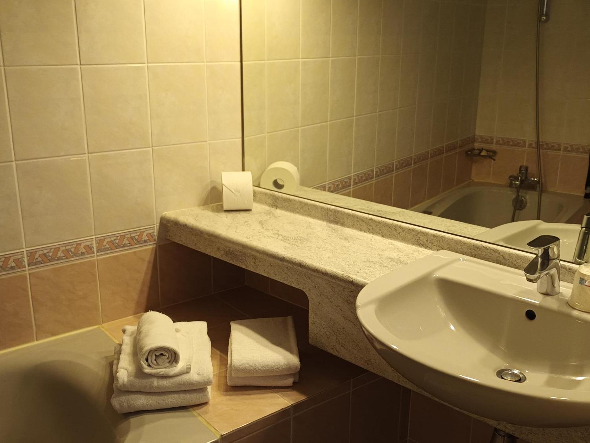 Hotel-Restaurant Logis L'Aubrac Лагиол Екстериор снимка